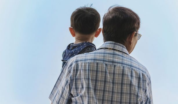 Se encuentra con un hombre que le recuerda a su abuelo y lo que le dijo le dejó sin palabras