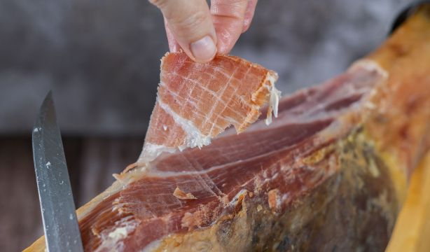 Esta es la forma de conservar correctamente el jamón una vez abierto. Foto: Bigstock