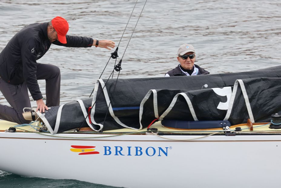 El Rey Juan Carlos hace parada en Vitoria tras su estancia de cinco días en Sanxenxo