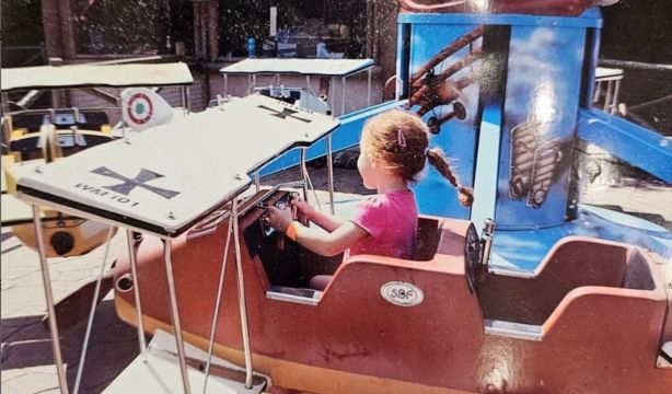 Esconden la fotografía de su nieta fallecida en un avión para poder cumplir su último deseo