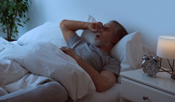 Dormir mal durante la noche puede desencadenar latidos cardíacos irregulares