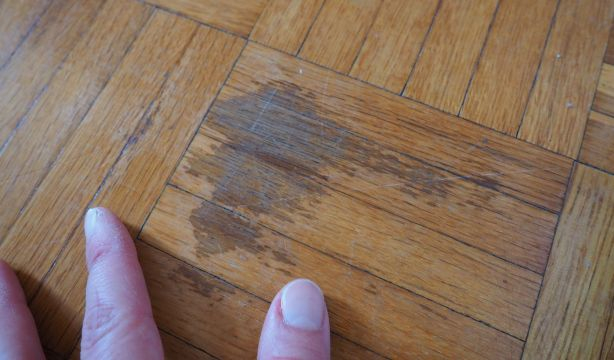 Así puedes acabar con los rayones de madera de tus muebles
