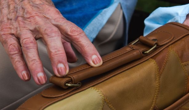 Dejan un maletín con 64.000 euros y una nota en un hospital de Barcelona. Foto: Bigstock