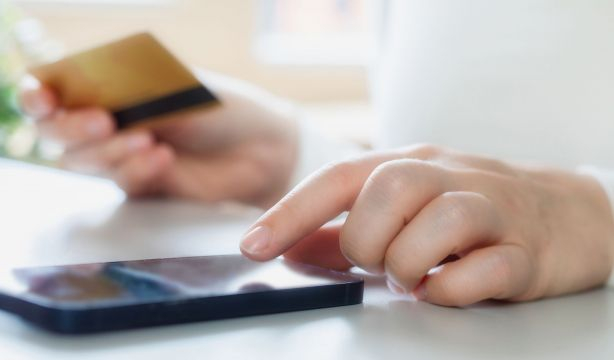 La Policía Nacional alerta de una nueva estafa en la que podríamos perder las tarjetas bancarias. Foto: Bigstock