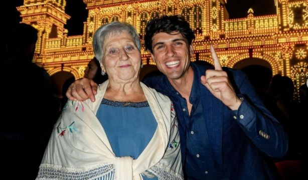 Un joven cumple uno de los sueños de su abuela: ir a la Feria de Abril