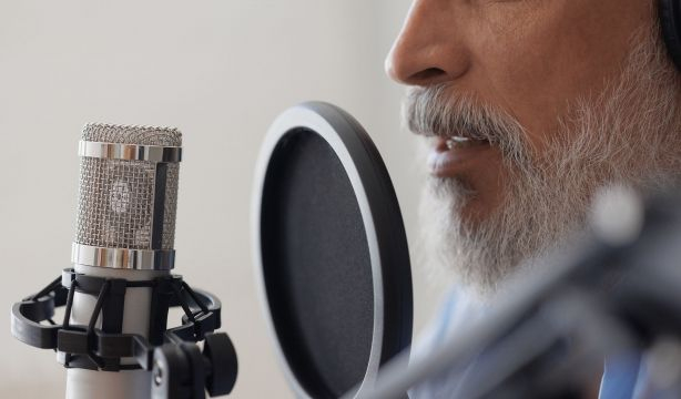 'Atrévete y hablamos', el podcast creado por personas mayores en el que se expresan sin tabúes. Foto: Bigstock