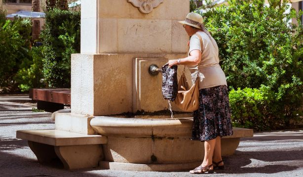 El estrés térmico, el gran peligro para los mayores en esta insólita primera ola de calor del año
