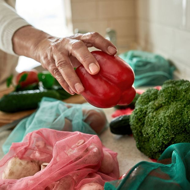 Más de 70 mayores se unen para crear el libro 'Recetas de una generación'. Foto: Bigstock Más de 70 mayores se unen para crear el libro 'Recetas de una generación'. Foto: Bigstock