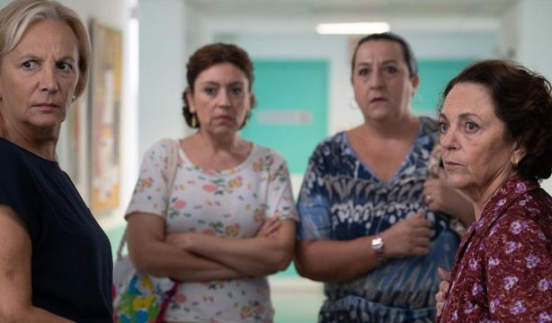 Llega al cine 'Los buenos modales', homenaje a mujeres que sostienen familias y combaten la soledad