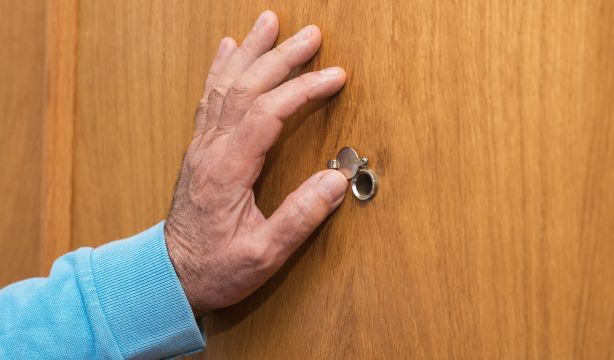 La Guardia Civil alerta a los mayores que viven solos de la estafa de los falsos vendedores. Foto: Bigstock