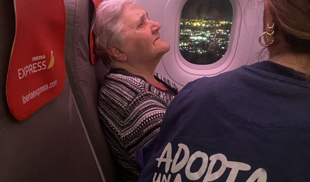 VÍDEO: Ángeles cumple a los 83 años su sueño de volar en avión por primera vez