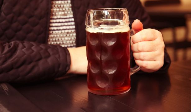 El truco infalible para enfriar una cerveza en minutos, según un químico