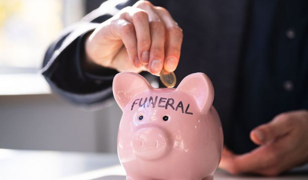 Seguros de decesos con prima natural: baratos en la juventud y "una trampa para los mayores"