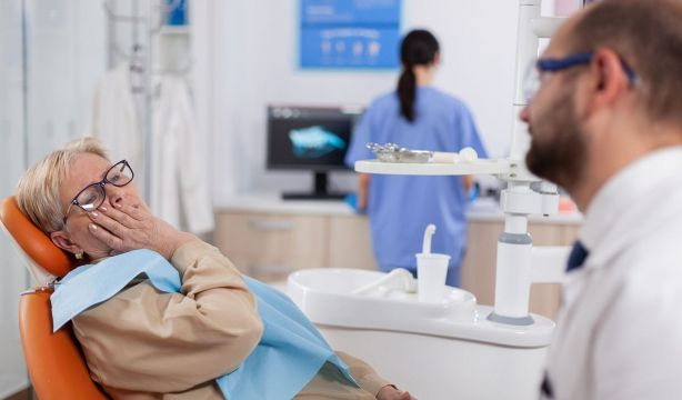 Asturias anuncia una ayuda de 500 euros para la salud bucodental de los mayores de 70 años