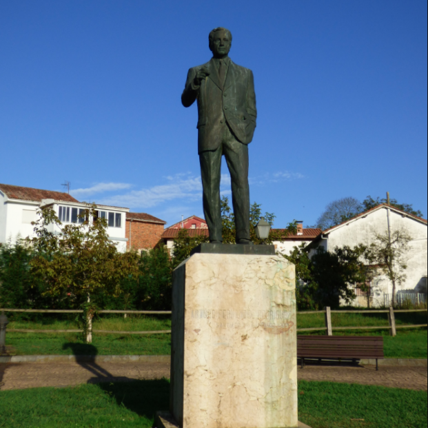 Monumento a Arturo Fernández en Priañes (Oviedo). Obra del escultor Santiago de Santiago. Monumento a Arturo Fernández en Priañes (Oviedo). Obra del escultor Santiago de Santiago.