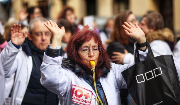 Los médicos, en pie de guerra por el plan del Gobierno de aumentar las guardias hasta los 60 años