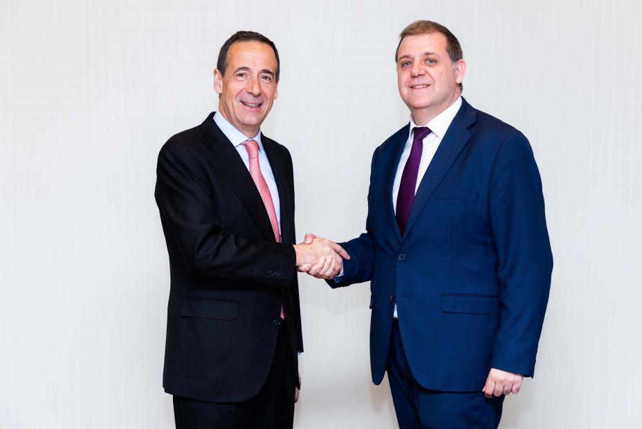 Correos y CaixaBank firman un acuerdo para facilitar la entrega de efectivo a domicilioen toda España