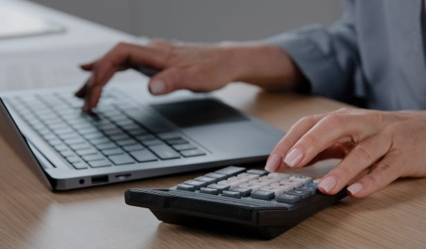 El SEPE avisa del trámite necesario para seguir recibiendo el subsidio para mayores de 52 años. Foto: Bigstock