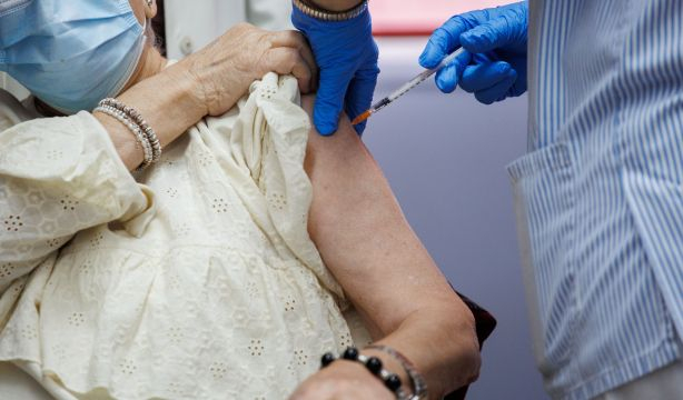 Se buscan voluntarios de 65 años o más para evaluar la doble vacuna de gripe y Covid