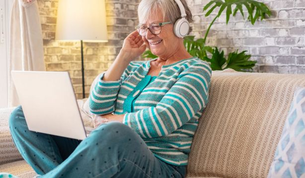 Descubre seis podcast hechos por y para mayores