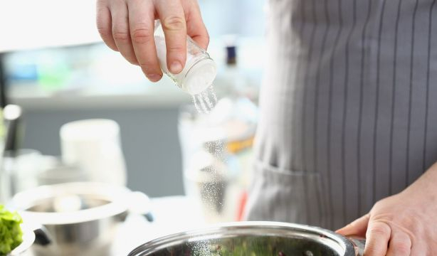 Una dieta elevada en sal aumentaría el riesgo de demencia derivada de la hipertensión