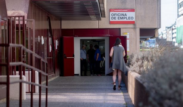 EuropaPress 5152152 mujer puerta oficina sepe nuevos ministerios 27 abril 2023 madrid espana