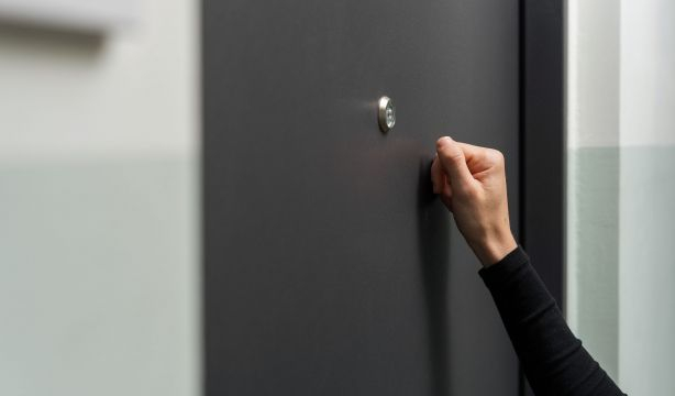 Se entera de que su novio le está siendo infiel gracias a las quejas de su vecina