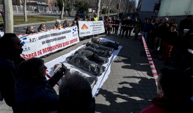 Marea de Residencias denuncia el "abandono" de estos centros
