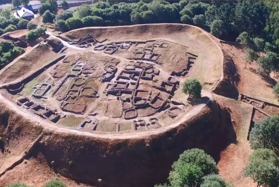 Wikipedia Castro de Viladonga vista aerea Wikipedia Castro de Viladonga vista aerea