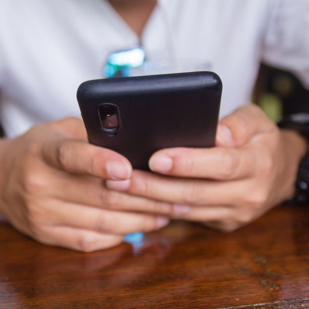 Un nuevo LED transforma los teléfonos móviles en potentes microscopios Un nuevo LED transforma los teléfonos móviles en potentes microscopios