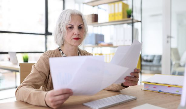 Rompiendo estereotipos: los mayores pueden aprender como un joven estudiante 