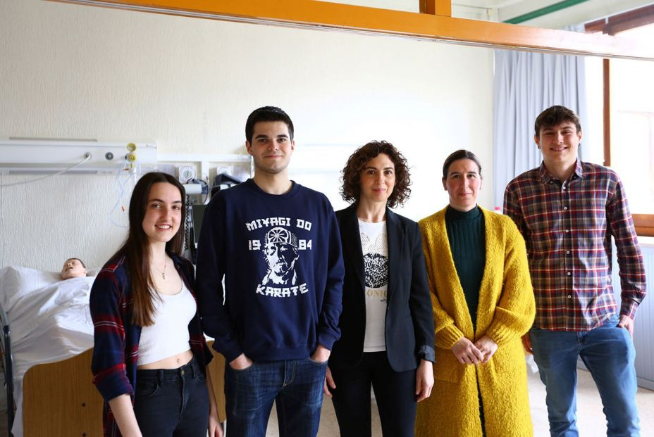 Marta Sastre, Endika Ezquerra, Ana Belén Fraile, Batirtze San Martín y Koldo Berganzo, estudiantes y docentes de Enfermería | Foto: Ibai Biritxinaga. Oficina de Comunicaciones UPV/EHU