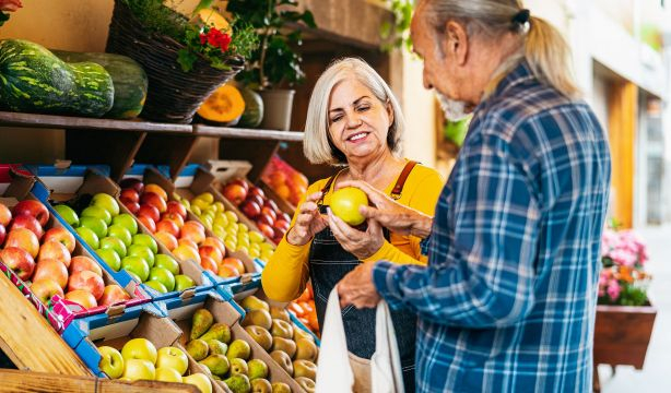 Los comercios de Vitoria ayudarán a prevenir y detectar el alzhéimer. Foto: Bigstock