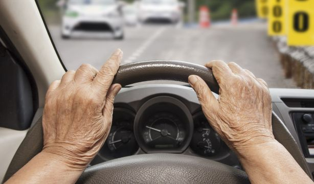 ¿Cuándo se renueva el carnet de conducir a partir de los 65 años?