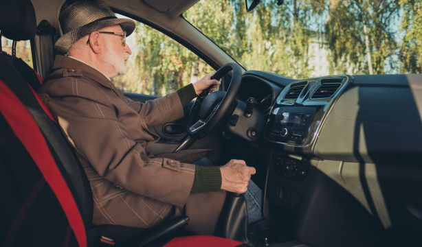 Los mayores de 65 años, los conductores que menos se distraen al volante