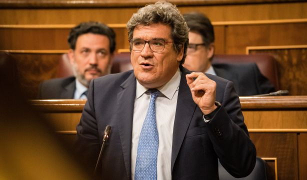 Escrivá dice que es un "bulo" que haya que ir con cita previa a la Seguridad Social