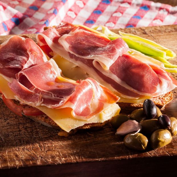 ¿Cómo se prepara el auténtico pa amb oli de Mallorca (big stock )