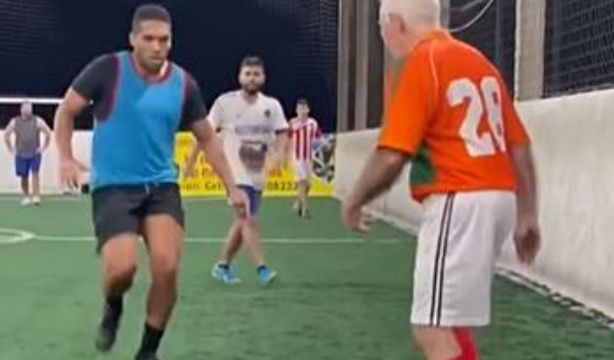 VÍDEO: Lleva a su abuelo a jugar un partido de fútbol y esto es lo que sucede. Foto: TikTok