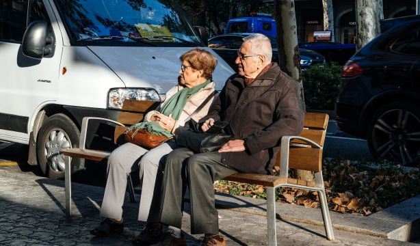 Los mayores de Barcelona piden al nuevo gobierno mejorar en accesibilidad, seguridad y limpieza