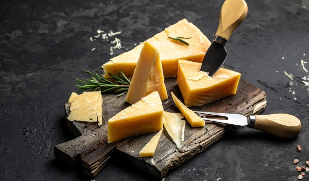 Descubre la increíble variedad de quesos italianos y cómo disfrutarlos en tus platos