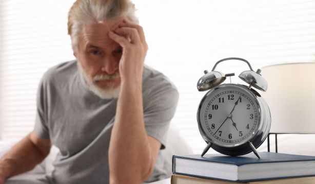 Una mala calidad del sueño podría aumentar el riesgo a desarrollar pérdida de audición en mayores. Foto: Bigstock