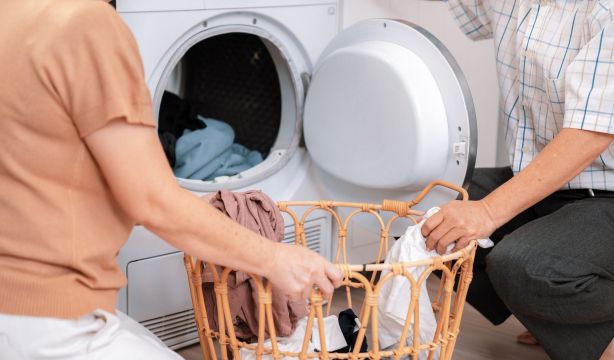 ¿Por qué algunos expertos recomiendan dejar la puerta de la lavadora abierta?