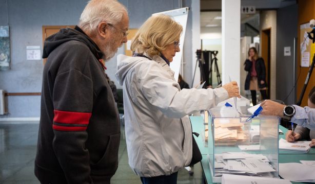 EuropaPress 2479018 jornada electoral 10n colegio barcelona