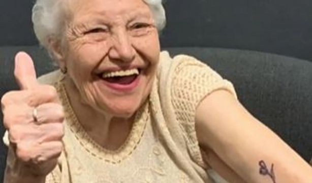 VÍDEO: Se hace un tatuaje junto a sus bisnietos a los 91 años en recuerdo de su marido fallecido. Foto: TikTok