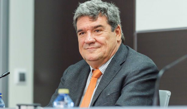 Principio de acuerdo entre Escrivá y los sindicatos para mejorar la atención de la Seguridad Social