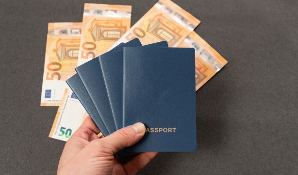 ¿Llevar dinero nacional o pagar con tarjeta? Esta es la mejor opción si viajamos al extranjero. Foto: Bigstock
