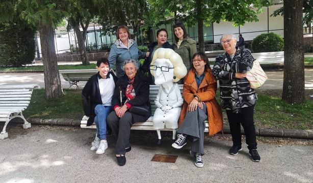 'Dominga no habla sola': una escultura contra el machismo y edadismo que sufren las mujeres mayores