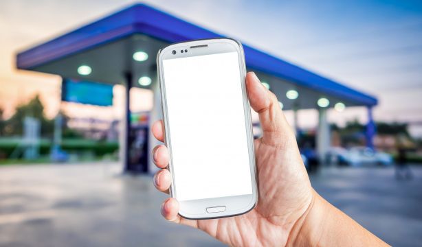 Un bombero advierte del peligro de usar el móvil en las gasolineras