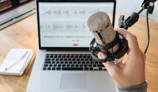 La burbuja del podcast en España: se lanzan al año el triple que películas y series