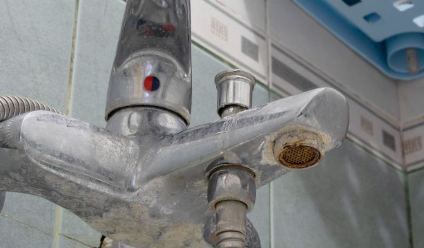 Tres trucos para mantener el grifo limpio de sarro y hongos
